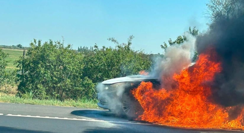 Kigyulladt egy autó az M7-esen, egy sávon halad a forgalom