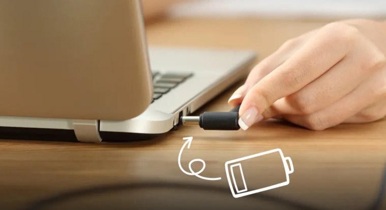 Töltőn hagyod, nullára meríted? 10 tipp, hogy tovább bírja a laptopod akkumulátora