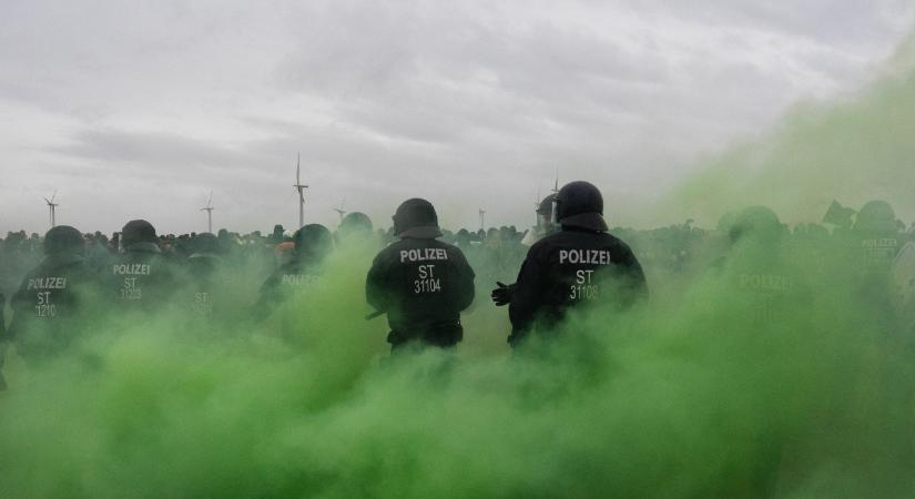 Spiegel: A klímatüntetők súlyosabb problémát jelentenek, mint a rendbontó migránsok