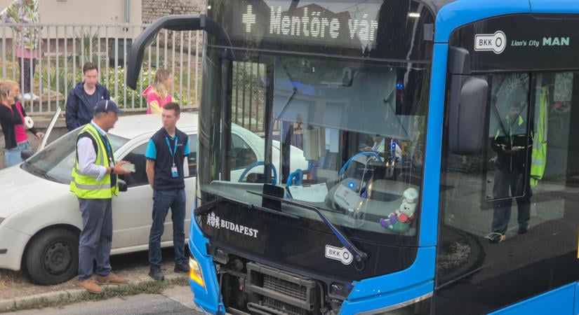 Beszakadt az úttest, megdöbbentő fotókon a baleset a XV. kerületben