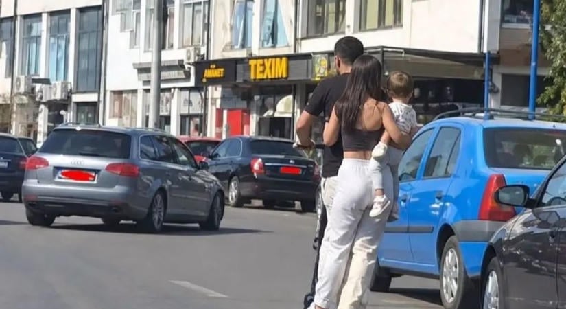 Kisgyerekkel a karjában rollerezett, a rendőrök sem hagyták szó nélkül - videó