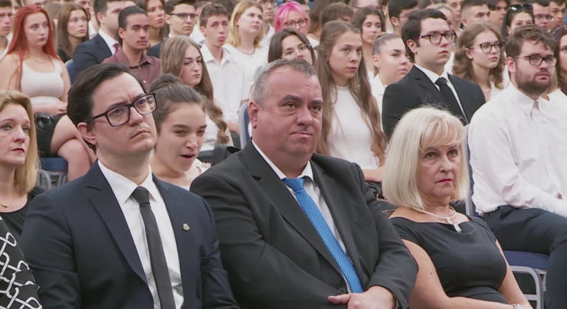 Vita a tanévnyitókon: Politikamentes oktatást szeretne a miniszter, polgármesterek eltérően reagáltak