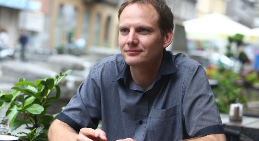 Megjelent Bödőcs Tibor új paródia-videója, de ez más lett, mint a többi: képzeletbeli csodaszert reklámoz