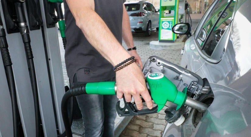 Sokkoló üzemanyagár-változás: most a benzin lett drágább a kutakon