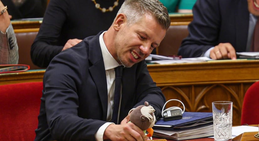 Rétvári Bence kivizsgálást kért Magyar Péter parlamenti viselkedése miatt: „Kap-e a TV Maci mellé Mekk Elek bábut is?”