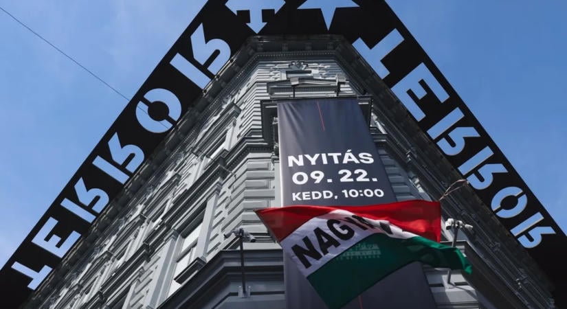 Utcára vonult a tömeg: így nézett ki a tüntetés a Terror Házánál - Galéria