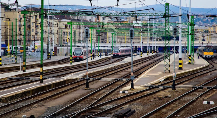 Káosz a Déli pályaudvaron: kisiklott egy mozdony, több vonalon felborult a menetrend