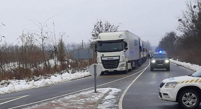 Letereli a rendőrség a kamionokat a 4-es főútról