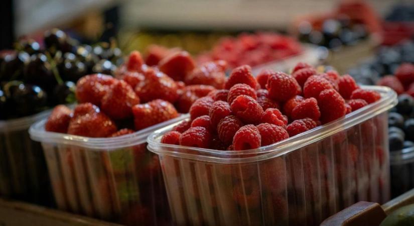 Nagy árhullámzás a piacokon: Bezuhant a szamóca ára, a koktélparadicsom viszont luxustermék lett