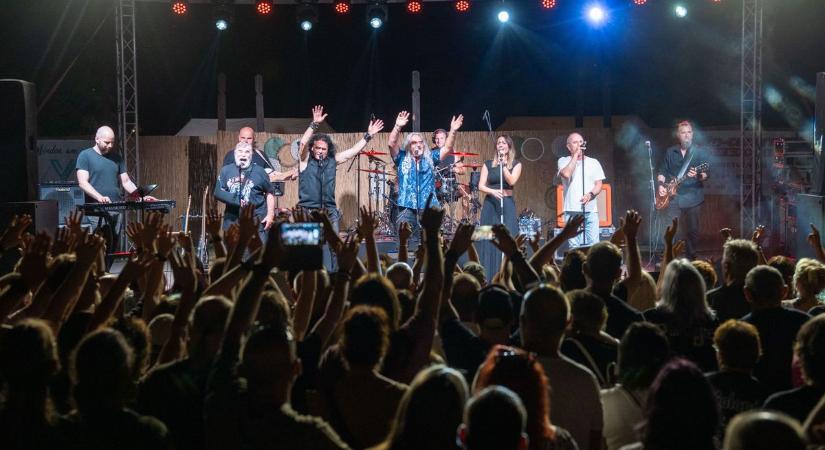 Hatalmas buli volt Alsónyéken, régi nagy slágerekre tombolt a tömeg (képgalériával)