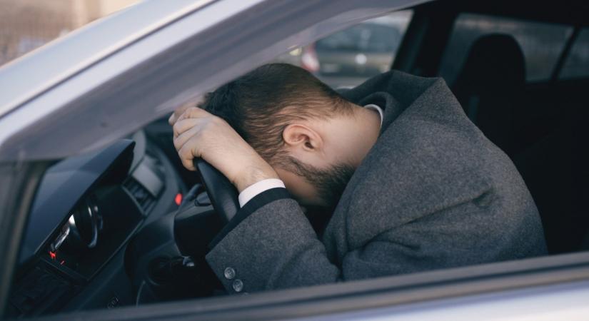 Videón, ahogy egy furgon sofőrje el-elalszik a volánnál az autópályán