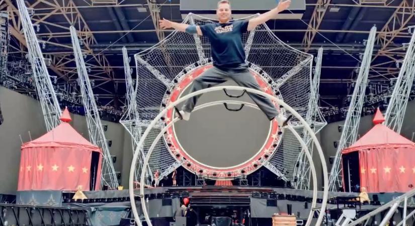 Tízezrek tapsoltak neki esténként – egyetlen magyarként turnézott a Take Thattel az artista Földváry Balázs