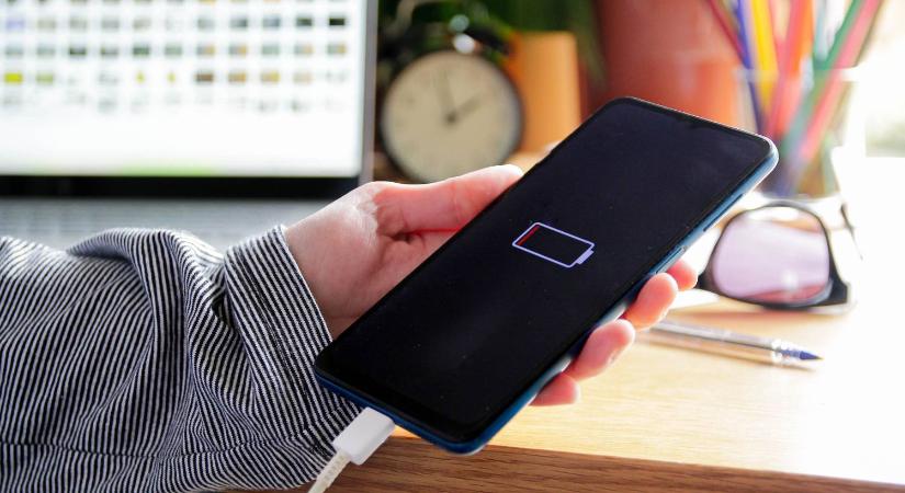 Íme a szokás, ami lerövidíti a telefonok élettartamát, a legtöbben mindennap csinálják