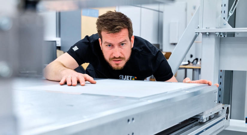 Cápabőr ihlette lézeres felületkezeléssel csökkentenék a repülőgépek légellenállását