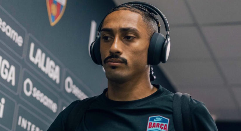 Raphinha aláírásáról cikkezik a sajtó, méhkassá változott a Camp Nou környéke