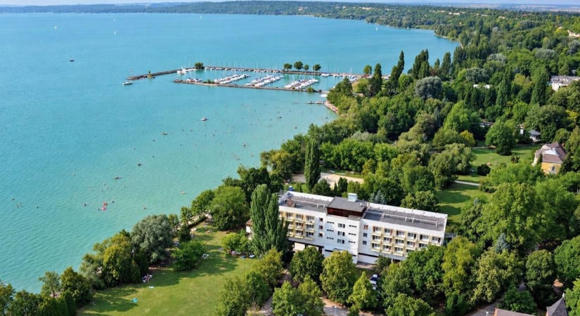 Törölték a kiemelt beruházást, mégis kordon zárja le a hosszú Balaton parti sétányt