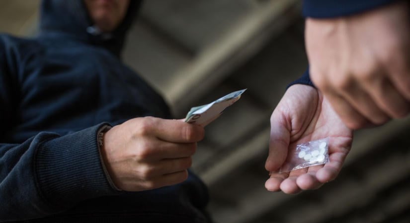 Dílerek buktak le Tabon: telefonon és interneten intézték a drogüzleteket (VIDEÓ)