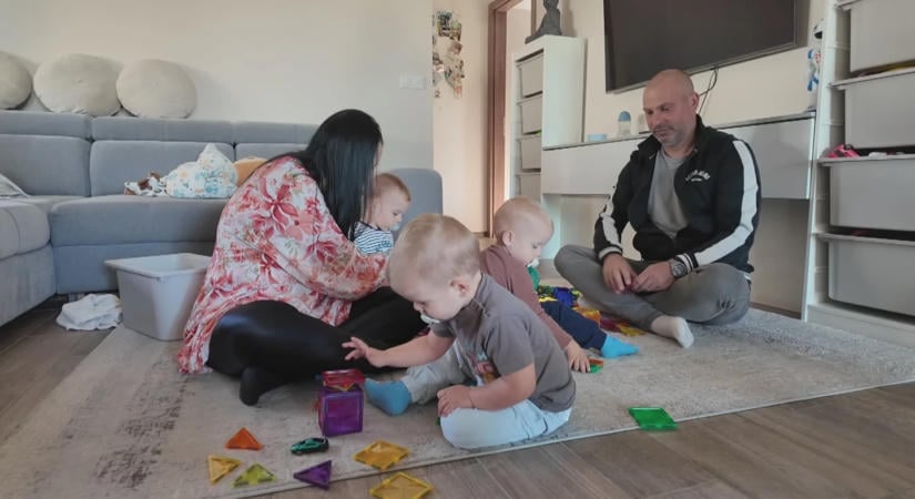 „Egy anya, egy gyerek” – nem talált hasznos tanácsot, maga alakított ki rendszert a hármasikres édesanya
