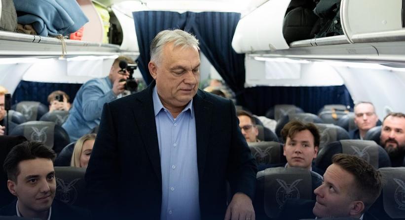 Orbán Viktor turistaosztályon utazhatott haza a foci-vb-ről, Frankfurtban fotózták le