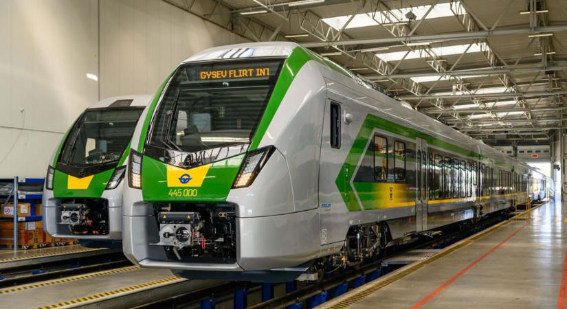 Ilyen még nem volt: kifutott a Stadler-gyárból Magyarország új szupervonata, videóra vették az első kilométereket – megkezdődött a GYSEV-flotta tesztje