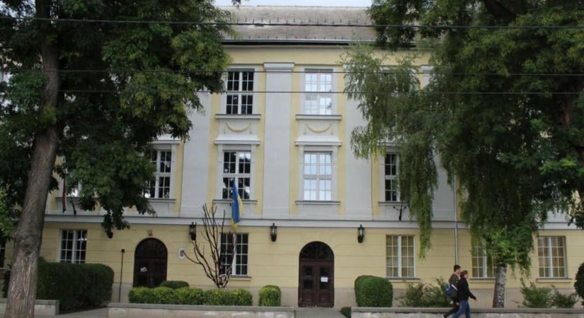 Idegen férfi szólított le egy kislány az egyik bicskei iskola előtt, azt kérte, üljön be mellé – a szülők feljelentését tettek