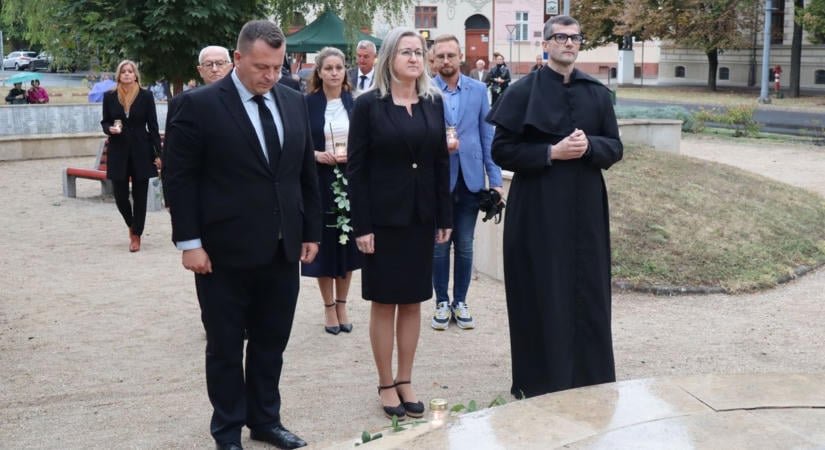 Hősi halottakra emlékeztek a makói katonaszobornál  fotók