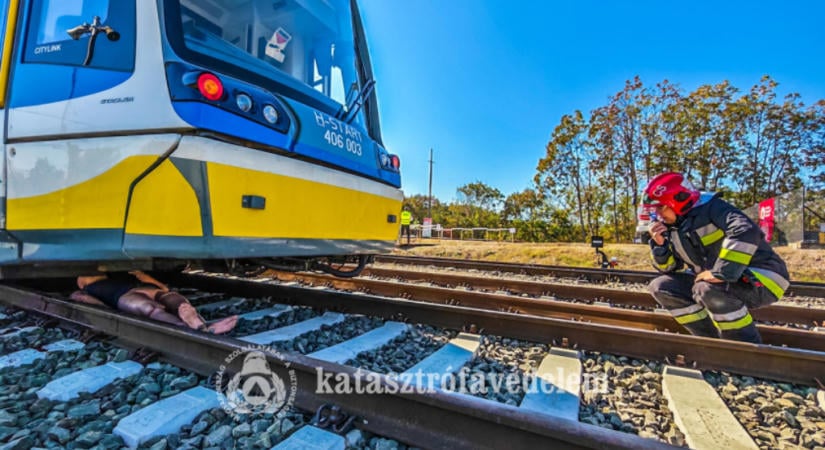 Kisbusz ütközött a tram-trainnel – súlyos balesetet szimuláltak Szegeden