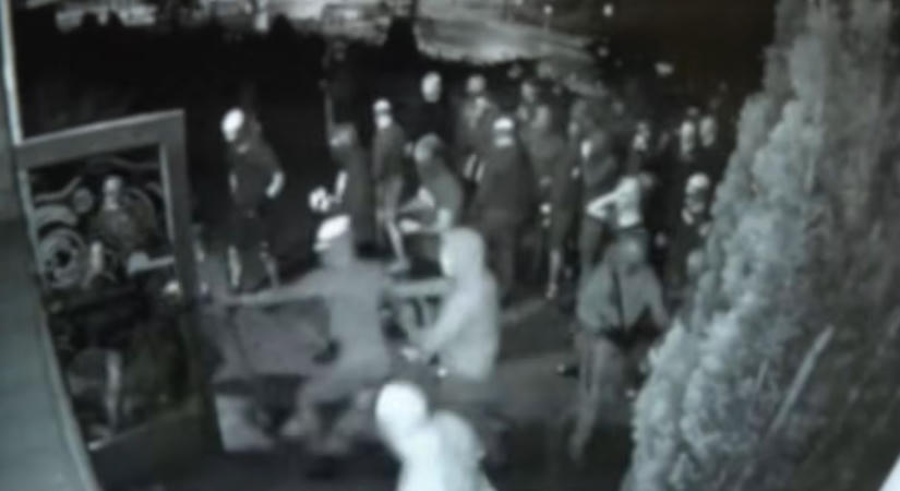 Videón, ahogy maszkos lengyel szurkolók megtámadják a Ferencváros drukkereit egy pizzériában