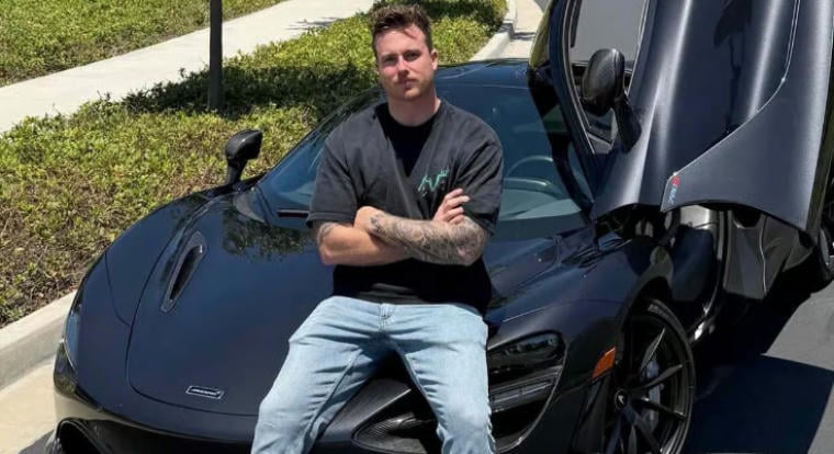 27 éves korában meghalt egy autós influenszer, bennégett a McLarenjében egy balesetet követően