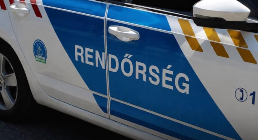 Szirénázó rendőrautóba csapódott egy furgon Székesfehérváron – videó