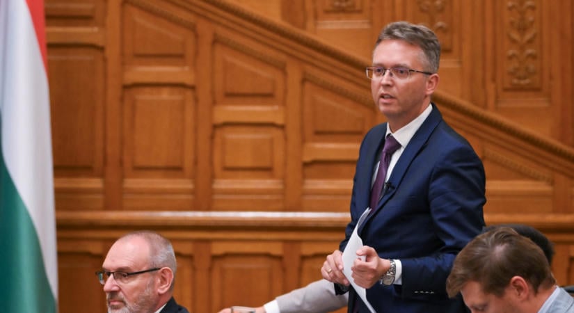 Videón, ahogy Hankó Balázs kijön a Parlamentből, majd otthagyja a kocsi, amely az ügyészségre szállítaná