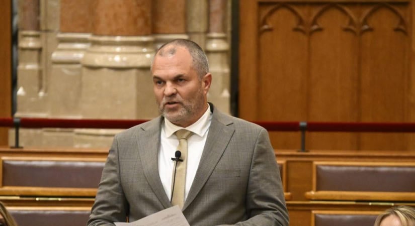 A Tisza állítja, Sárosi József nem Hadházy földmutyis leleplező posztja, hanem a sok elfoglaltsága miatt távozott a vizsgálóbizottság éléről