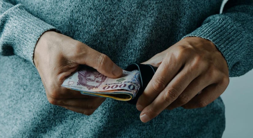 Éjjel csendben beadták a módosítót: majdnem egymillió vállalkozás szabadulhat meg ettől a tehertől – Ruff Bálint szerint nem kaptak a pénzükért cserébe semmit