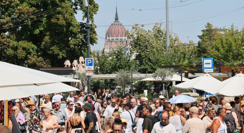 Lókolbász 12 800 forint, egy lecsó 3500! "Bátrak" az árak, mégis hömpölyög a tömeg az Ízek Utcájában, egész nap nagyüzem