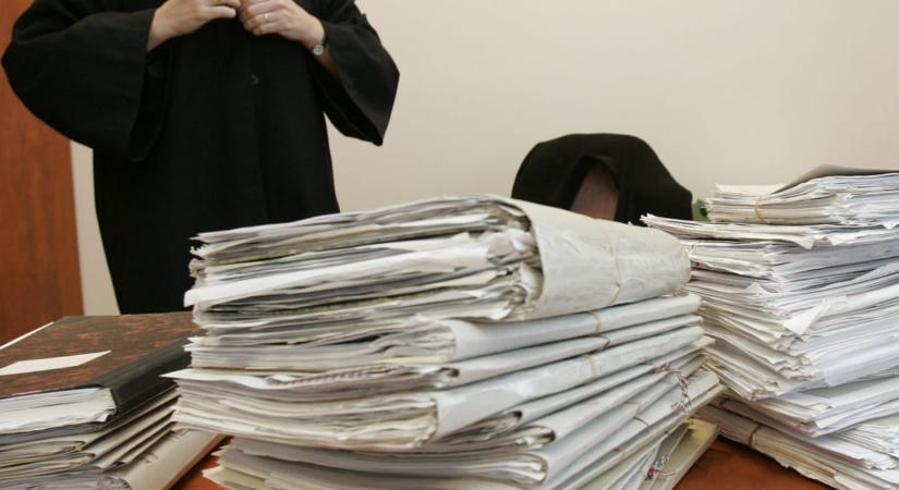 25 milliárdos óriásper: már az első percekben kivezették az elsőrendű vádlottat