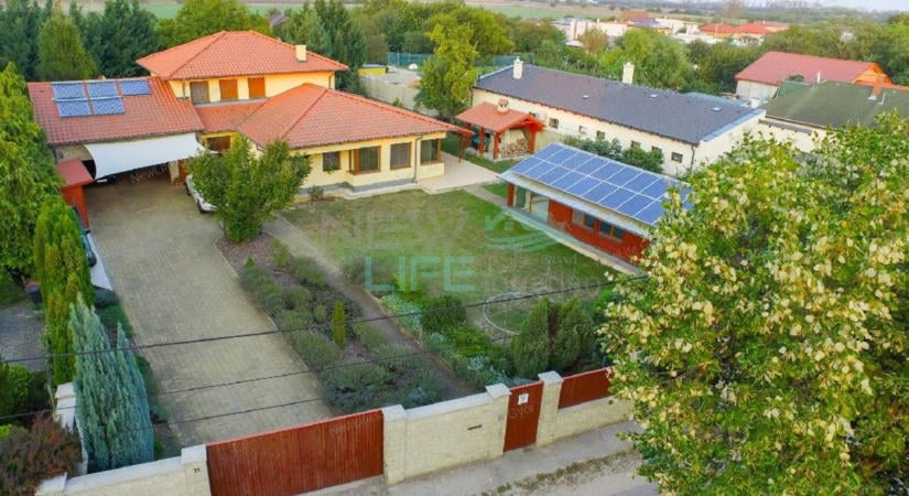 Medencés, napelemes luxusházat hoztunk Győrből - Fotókon mutatjuk!