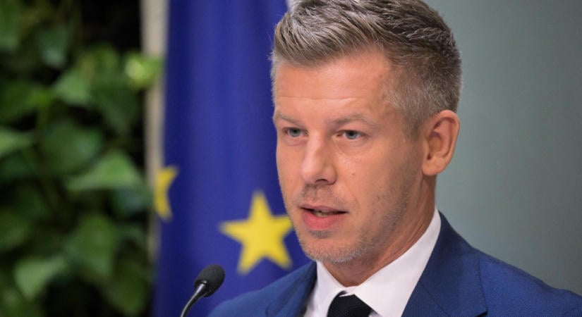 Magyar Péter a dolgozószobájában adott interjút a Partizánnak, mert a stábot nem engedték be az Országházba