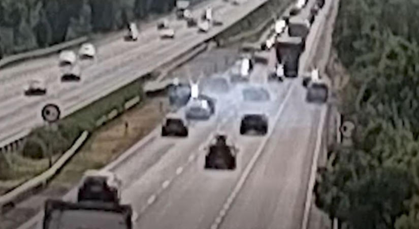 Álló kocsisorba rohant egy autó az M7-esen, egy embert újra kellett éleszteni