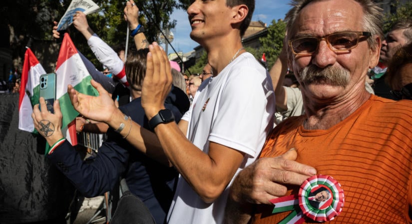 „Ha nem tetszik a Terror Háza, csináljanak maguknak egy másikat!” – Schmidt Máriáért tüntettek a fideszesek