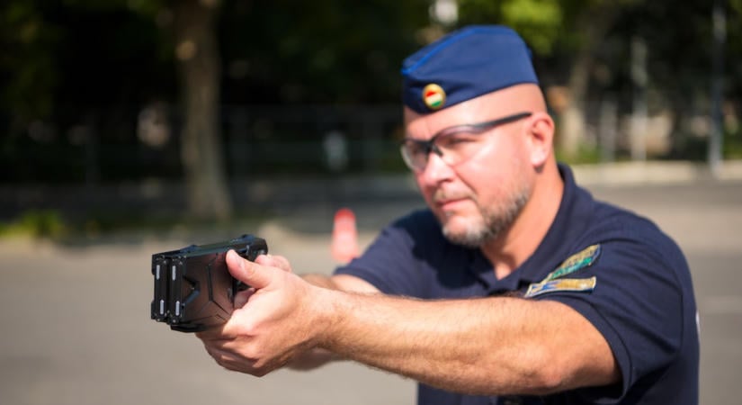 Döbbenetes videó: Sokkolóval állították meg a háztetőkön, erkélyeken mászkáló körözött férfit a zuglói rendőrök