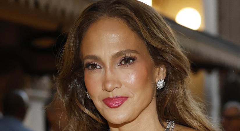 Jennifer Lopez bemutatja: két teljesen eltérő trend is működhet egy szetten belül