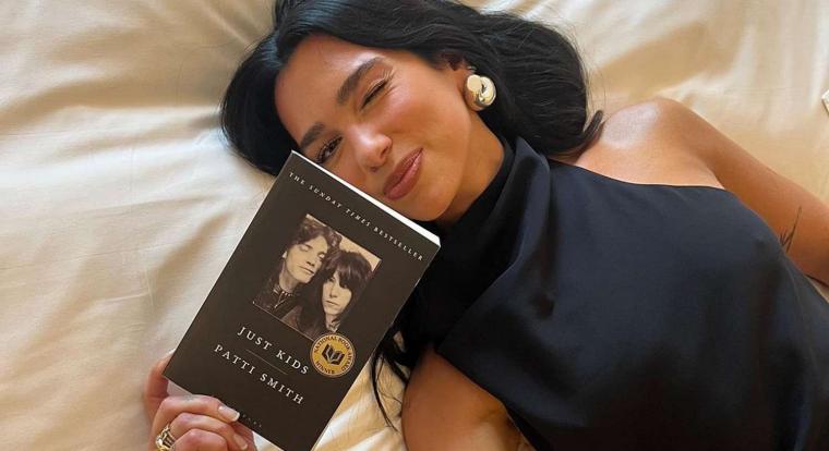 Dua Lipa nem bírja a cenzúrát, ezért nyitott egy könyvtárat a betiltott könyveknek