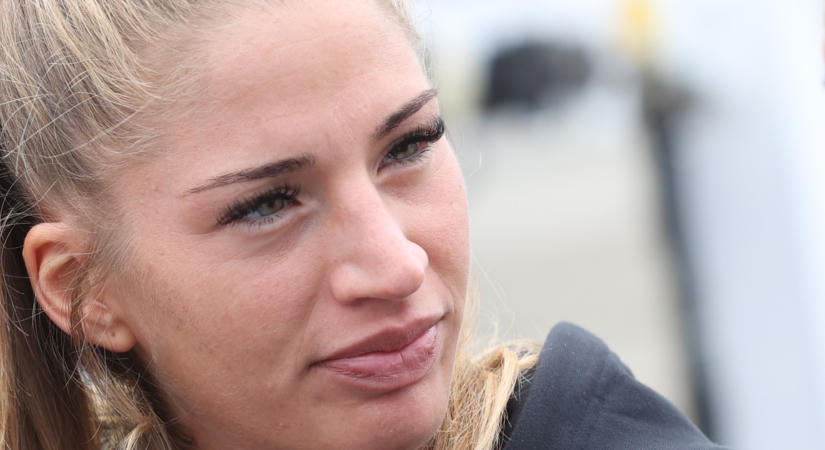Nagyon komoly az ok. Curtis felesége hirtelen levágatta a haját (fotó)
