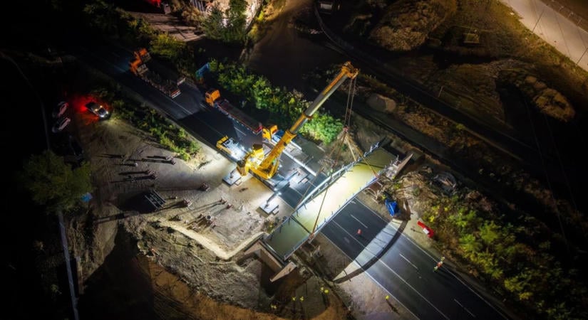 Helyére emelték az M1 új hídját – közel a befejezés, készülhetnek a kerékpárosok