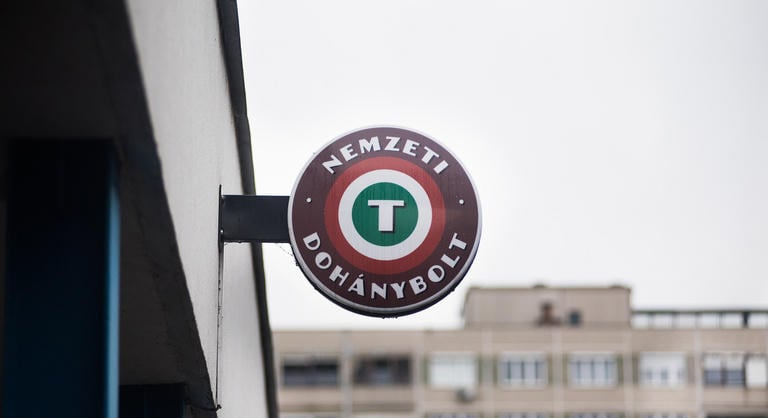 Drasztikus lépésre készül a kormány, éjszakai tilalom jöhet a dohányboltokban