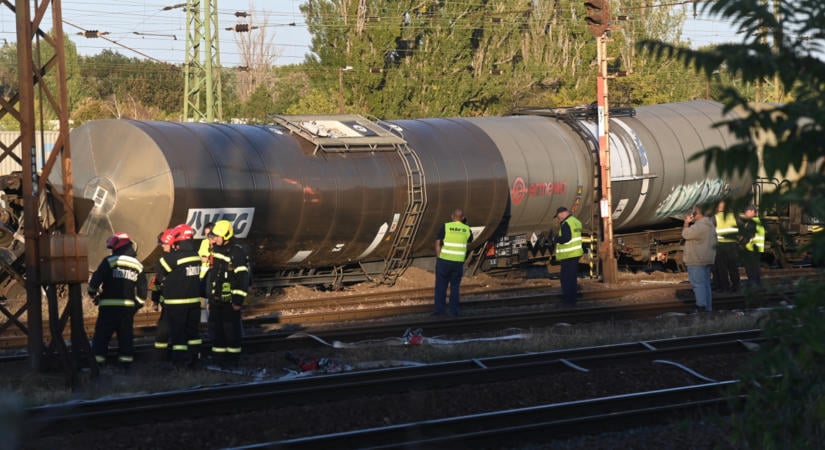 Újraindul a vasúti forgalom Rákosnál, miután kisiklott egy veszélyes anyagot szállító vonat, de még sokáig káosz lehet