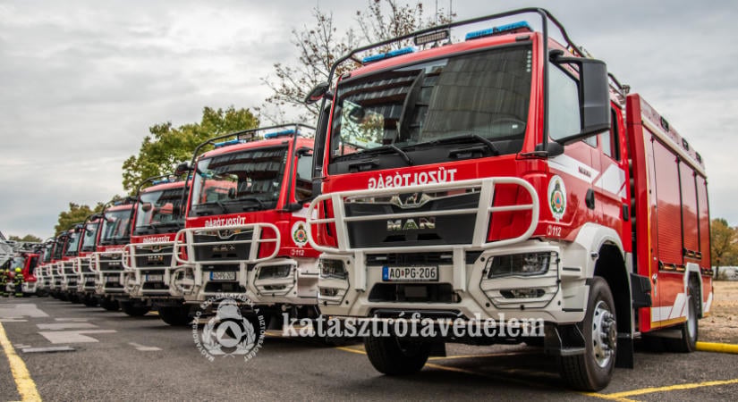 Új komplex tűzoltógépjármű-fecskendőket adott át a katasztrófavédelem