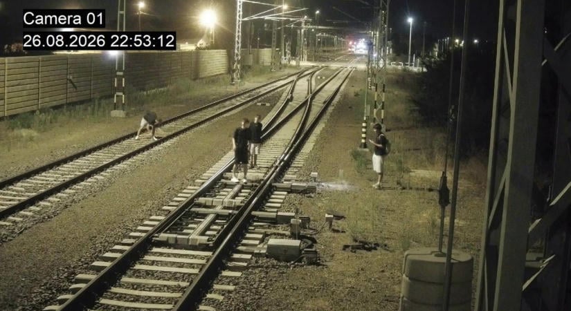 Képek alapján keresi a rendőrség a fiatalokat, akik kővel pakolták meg a vasúti váltót Debrecennél