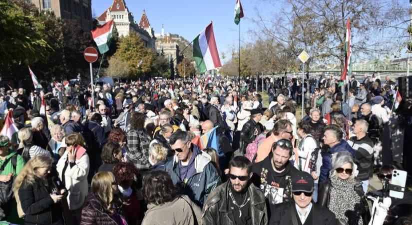 Rátámadtak a Telex operatőrére az október 23-i Zászlómeneten