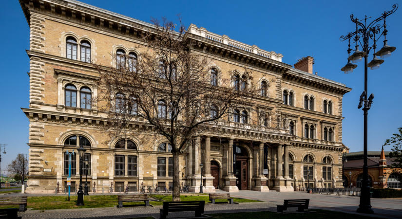 Érettségizett, rászoruló fiatalok jelentkezését várja a Corvinus augusztus 9-ig az egy tanéves, esélyteremtő programjába